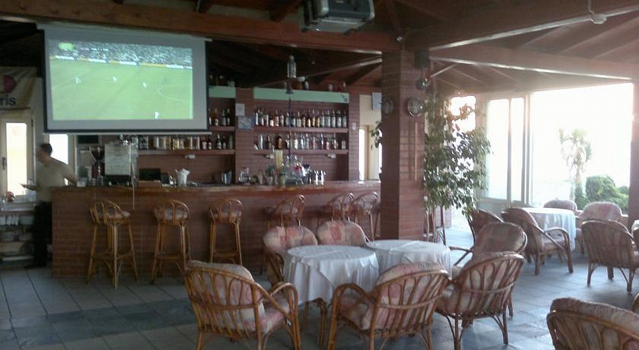 Hotel Haris On The Beach Agia Marina  Bagian luar foto