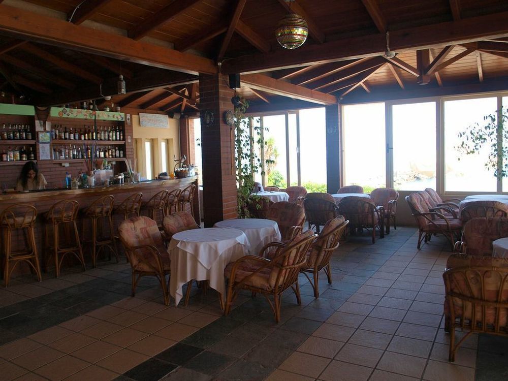 Hotel Haris On The Beach Agia Marina  Bagian luar foto