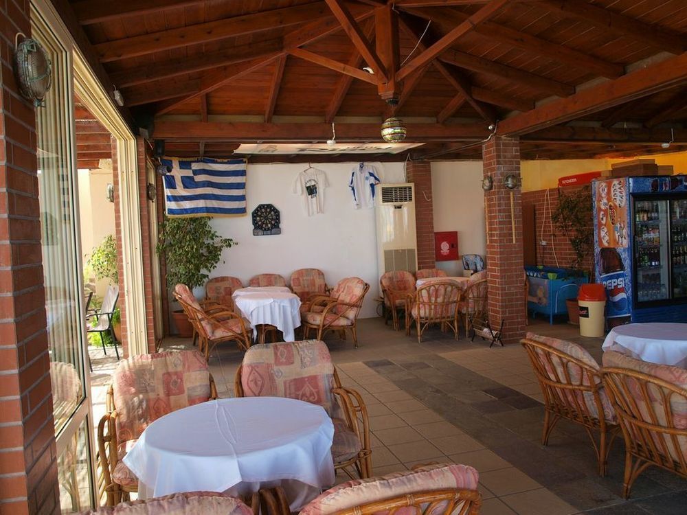 Hotel Haris On The Beach Agia Marina  Bagian luar foto