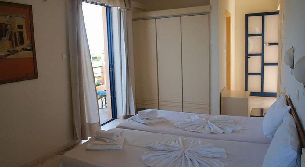Hotel Haris On The Beach Agia Marina  Bagian luar foto